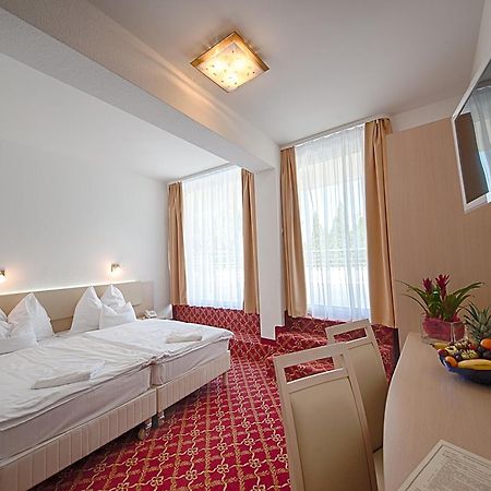 Ket Korona Konferencia Es Wellness Hotel バラトンサールソー エクステリア 写真