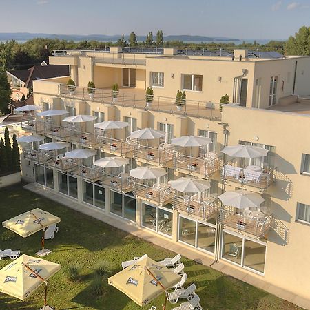 Ket Korona Konferencia Es Wellness Hotel バラトンサールソー エクステリア 写真