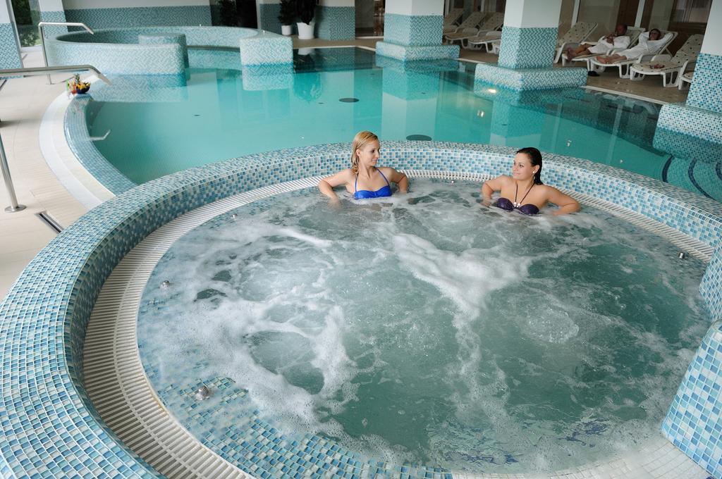 Ket Korona Konferencia Es Wellness Hotel バラトンサールソー エクステリア 写真