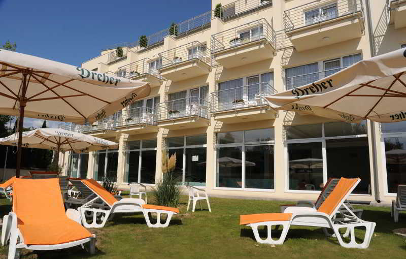 Ket Korona Konferencia Es Wellness Hotel バラトンサールソー エクステリア 写真