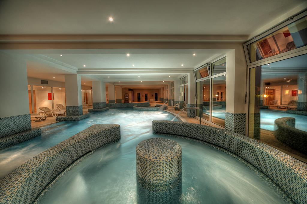 Ket Korona Konferencia Es Wellness Hotel バラトンサールソー エクステリア 写真
