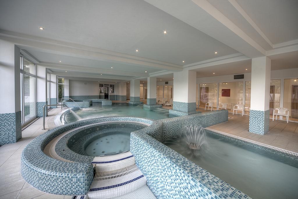 Ket Korona Konferencia Es Wellness Hotel バラトンサールソー エクステリア 写真