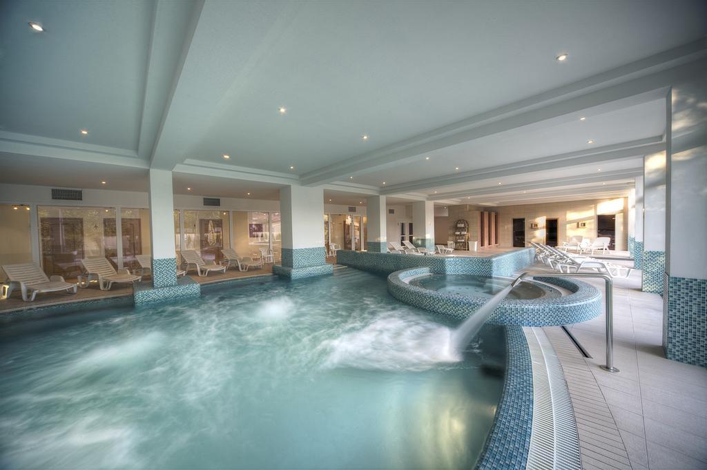Ket Korona Konferencia Es Wellness Hotel バラトンサールソー エクステリア 写真