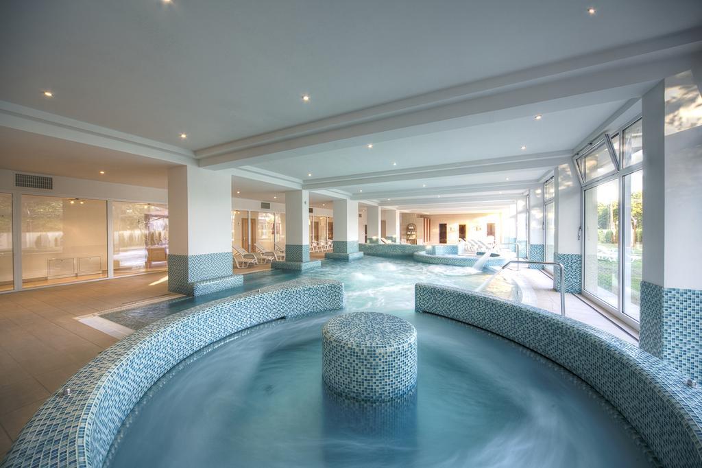 Ket Korona Konferencia Es Wellness Hotel バラトンサールソー エクステリア 写真