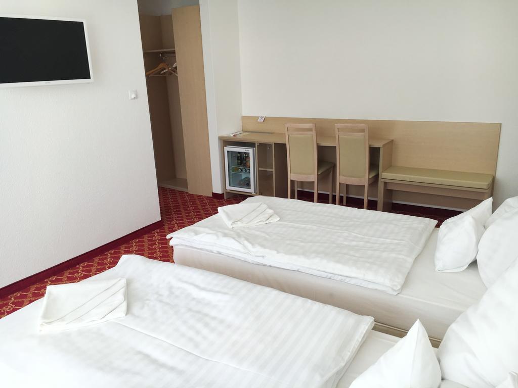 Ket Korona Konferencia Es Wellness Hotel バラトンサールソー エクステリア 写真