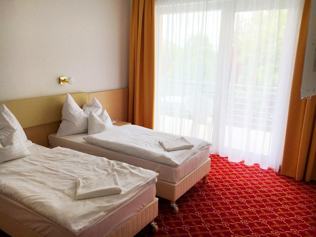 Ket Korona Konferencia Es Wellness Hotel バラトンサールソー エクステリア 写真