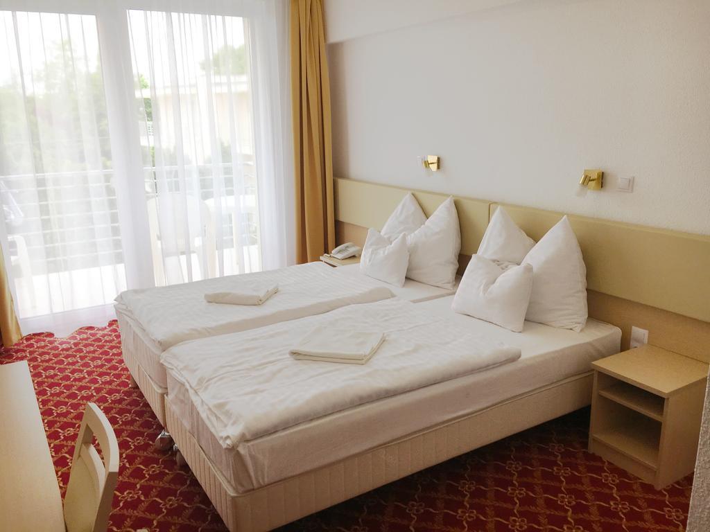 Ket Korona Konferencia Es Wellness Hotel バラトンサールソー エクステリア 写真