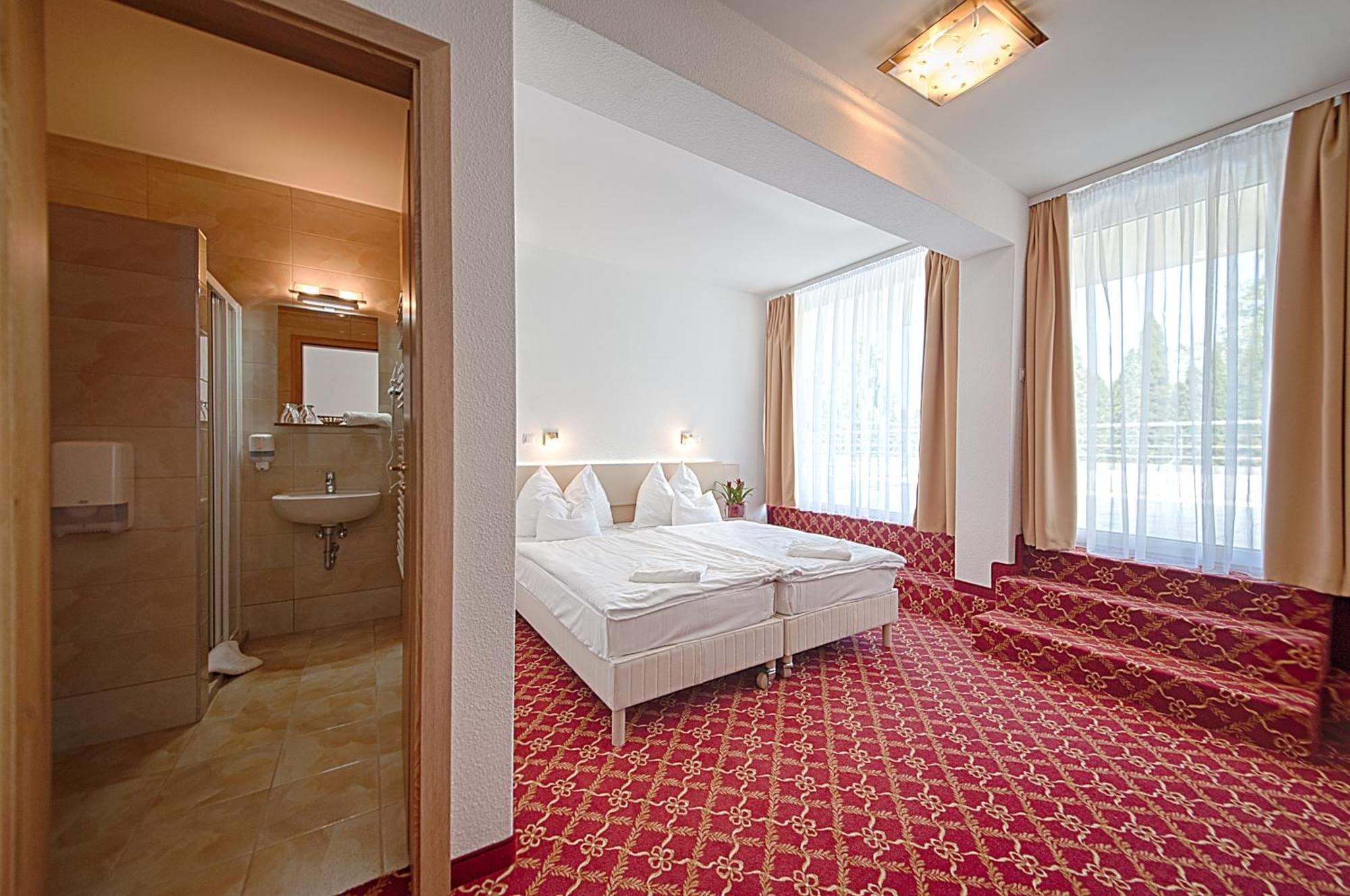 Ket Korona Konferencia Es Wellness Hotel バラトンサールソー エクステリア 写真