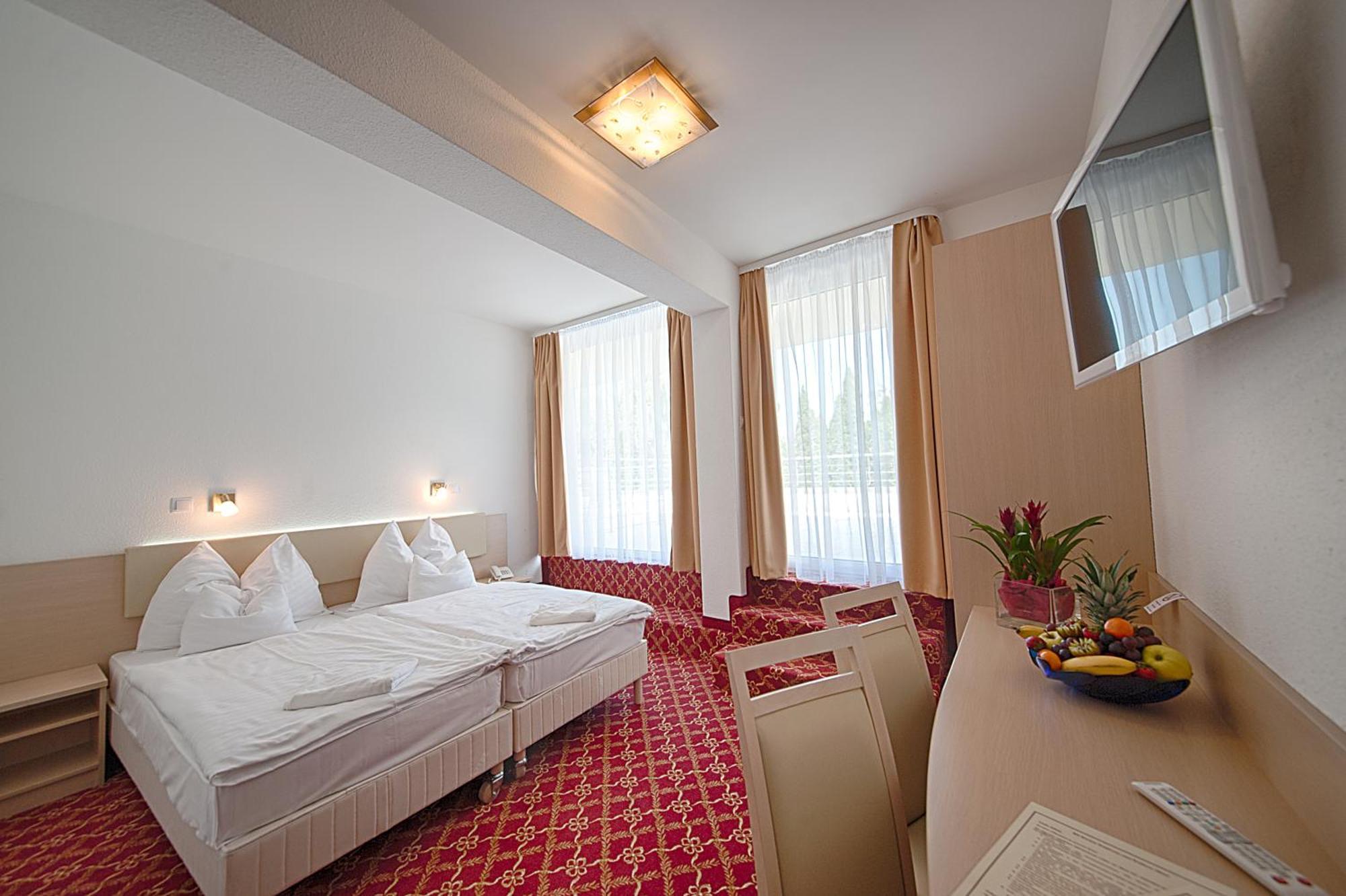 Ket Korona Konferencia Es Wellness Hotel バラトンサールソー エクステリア 写真