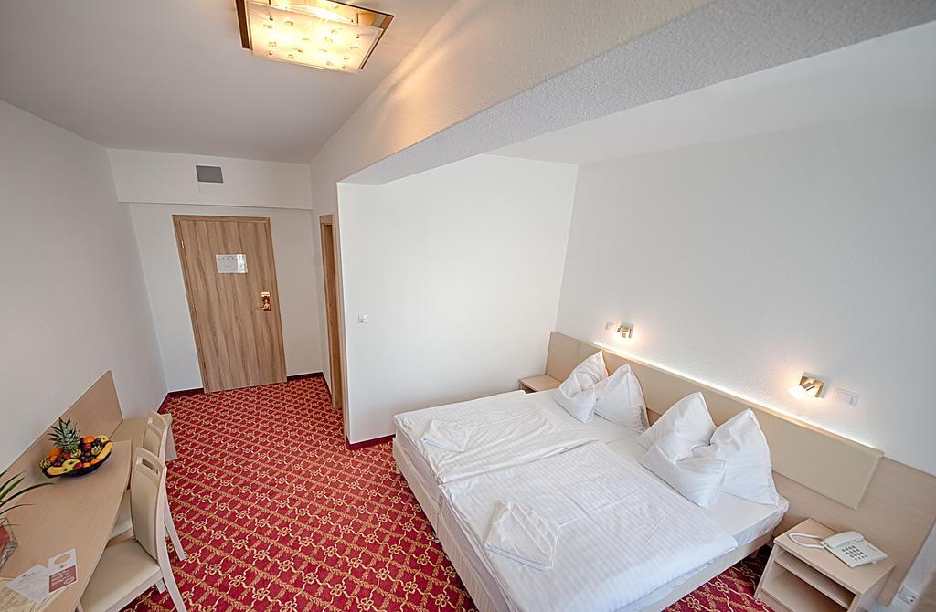 Ket Korona Konferencia Es Wellness Hotel バラトンサールソー エクステリア 写真