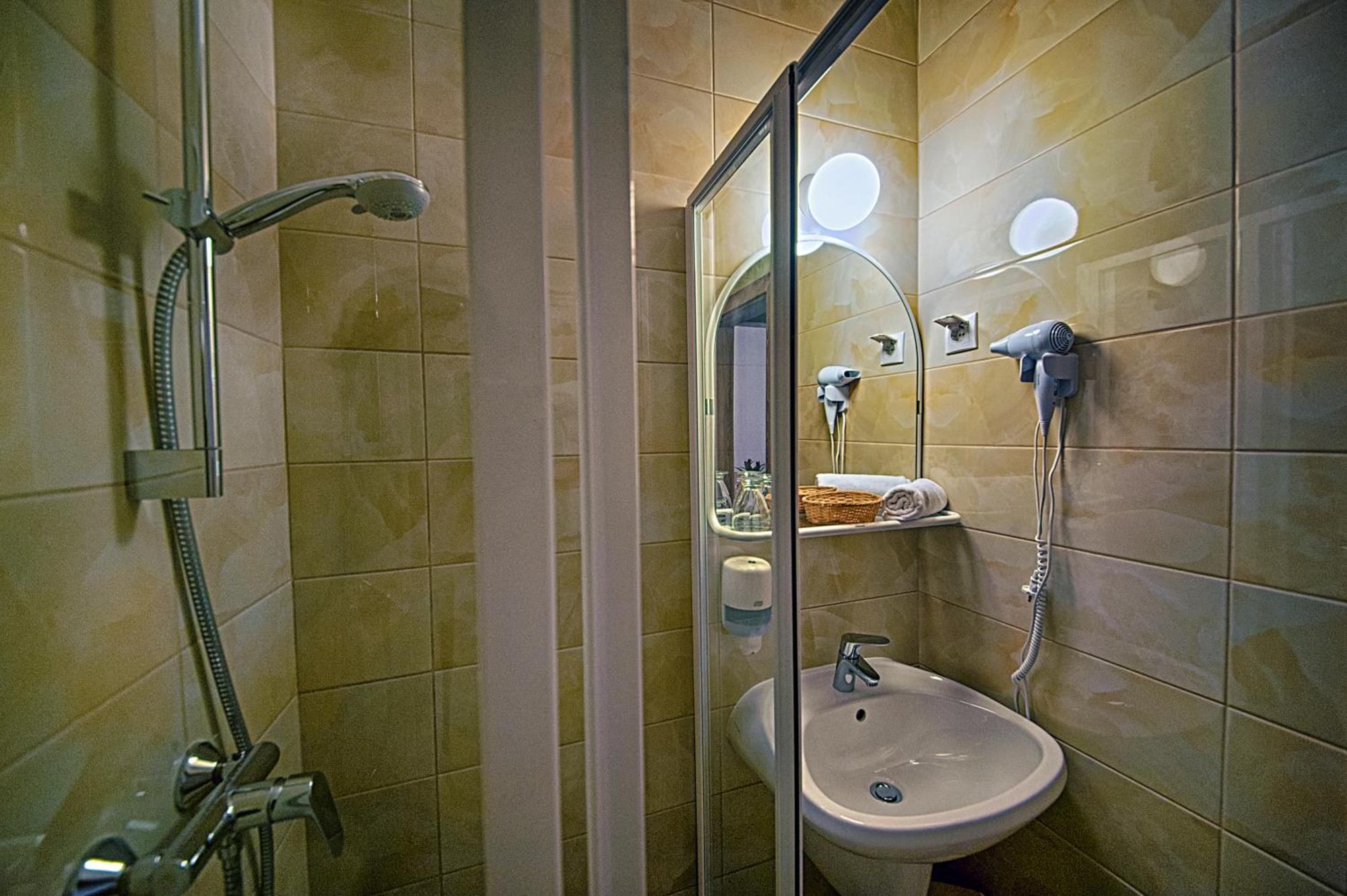 Ket Korona Konferencia Es Wellness Hotel バラトンサールソー エクステリア 写真