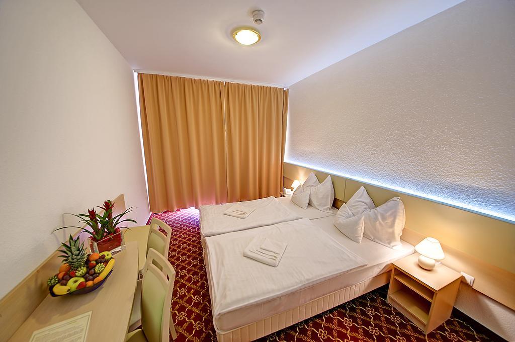 Ket Korona Konferencia Es Wellness Hotel バラトンサールソー エクステリア 写真