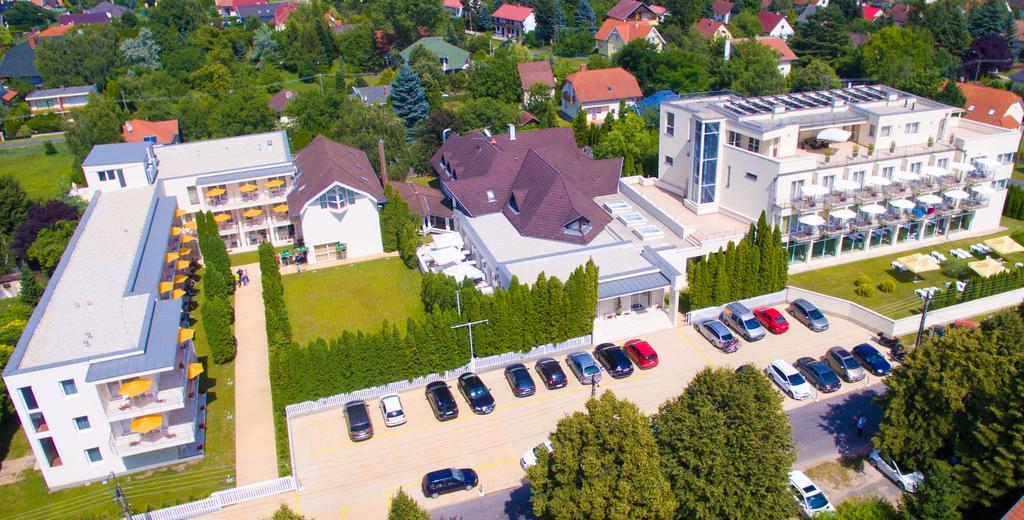 Ket Korona Konferencia Es Wellness Hotel バラトンサールソー エクステリア 写真