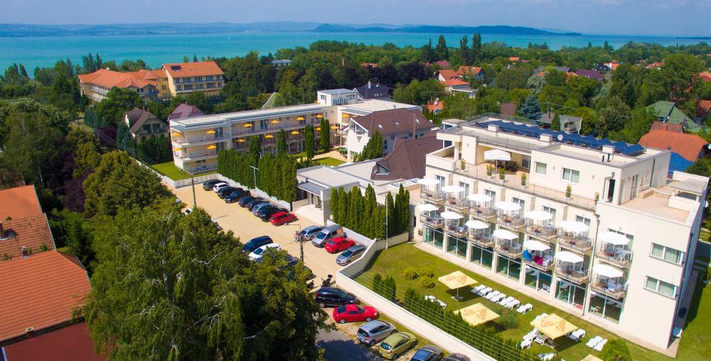 Ket Korona Konferencia Es Wellness Hotel バラトンサールソー エクステリア 写真