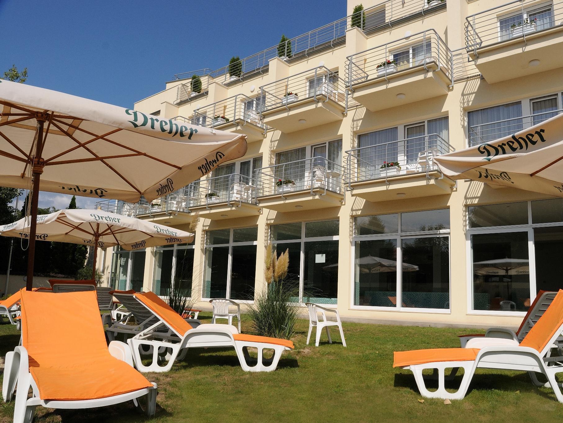 Ket Korona Konferencia Es Wellness Hotel バラトンサールソー エクステリア 写真