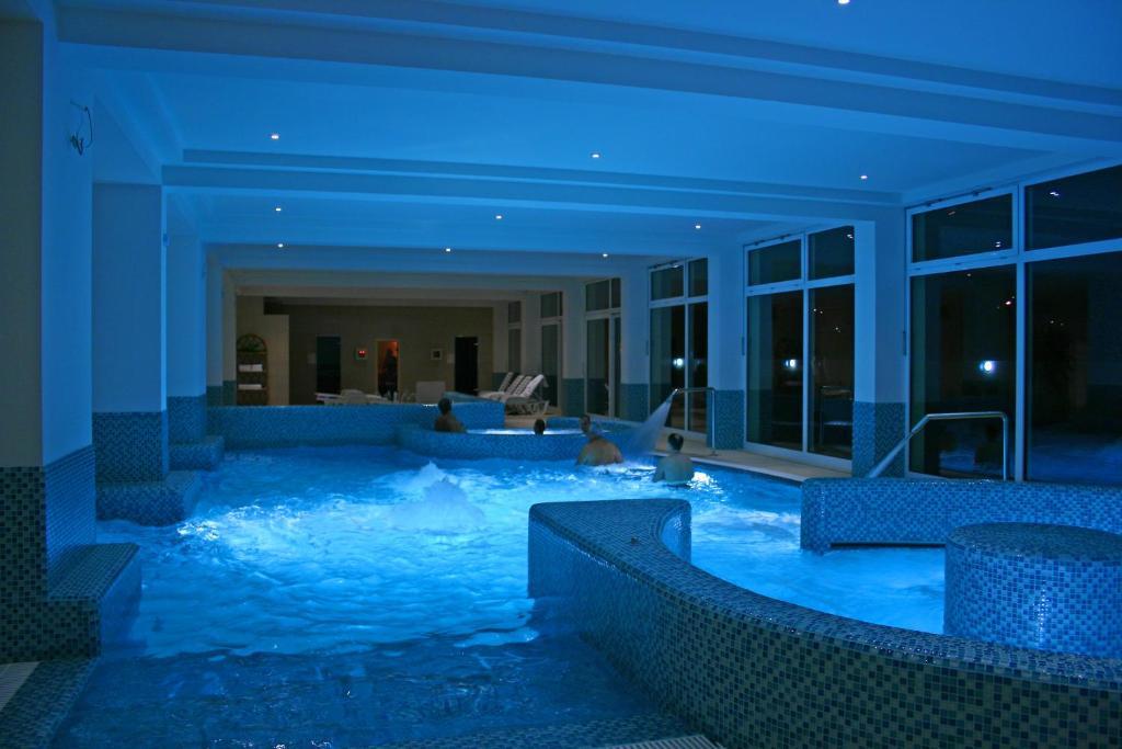 Ket Korona Konferencia Es Wellness Hotel バラトンサールソー エクステリア 写真