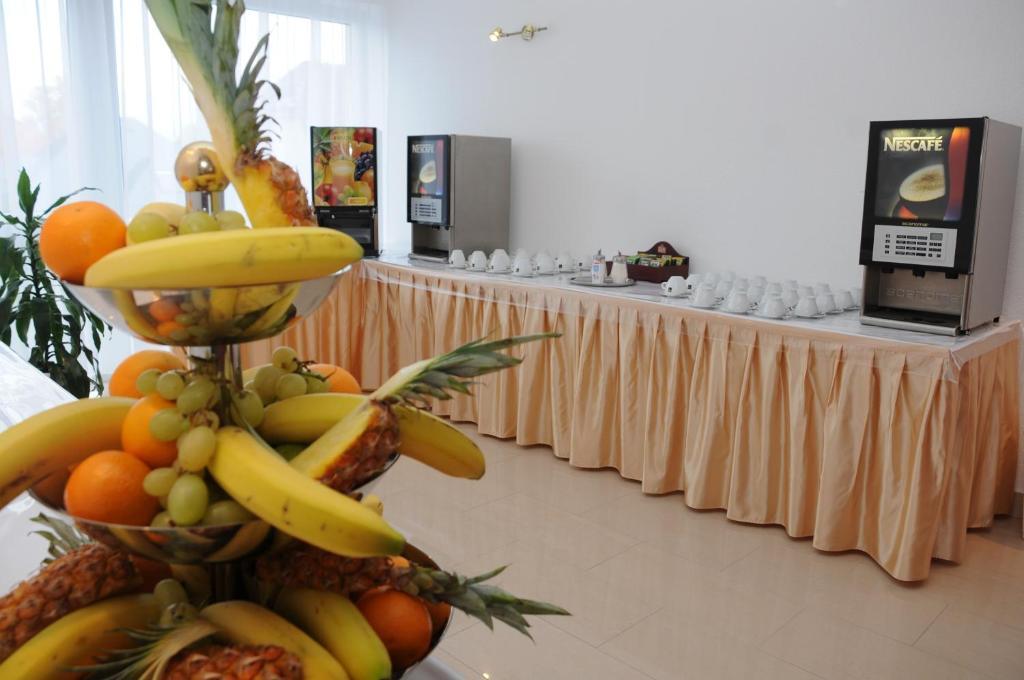 Ket Korona Konferencia Es Wellness Hotel バラトンサールソー エクステリア 写真