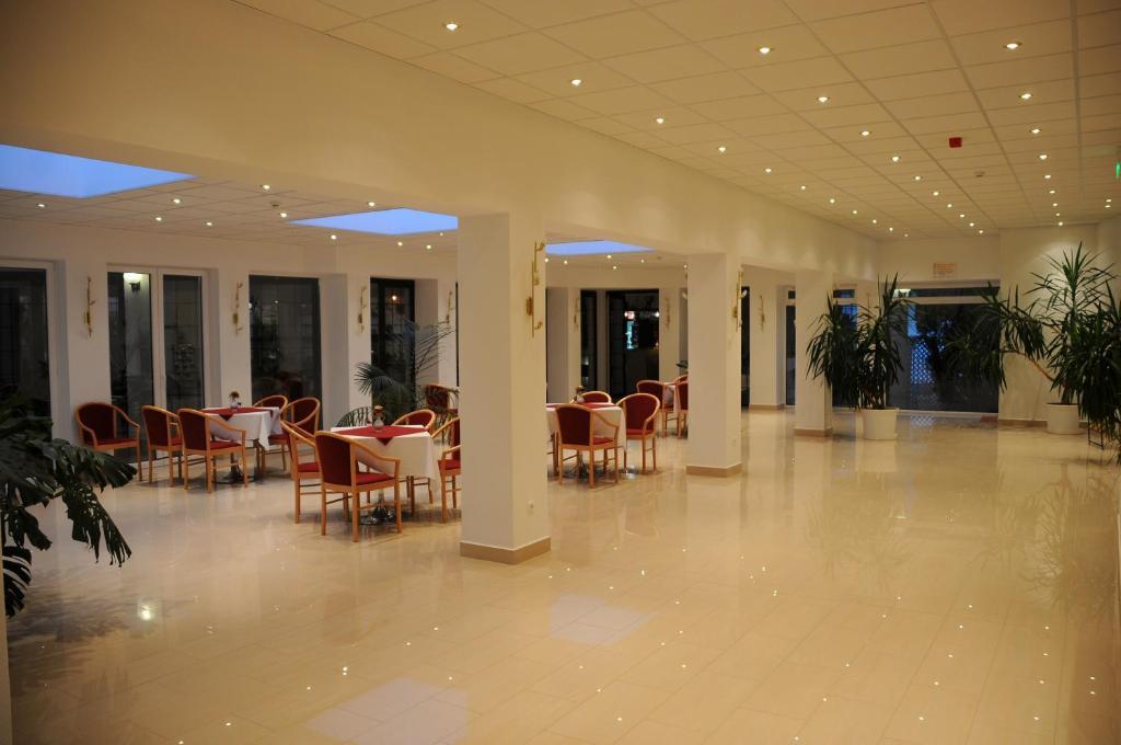 Ket Korona Konferencia Es Wellness Hotel バラトンサールソー エクステリア 写真