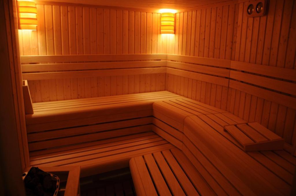 Ket Korona Konferencia Es Wellness Hotel バラトンサールソー エクステリア 写真
