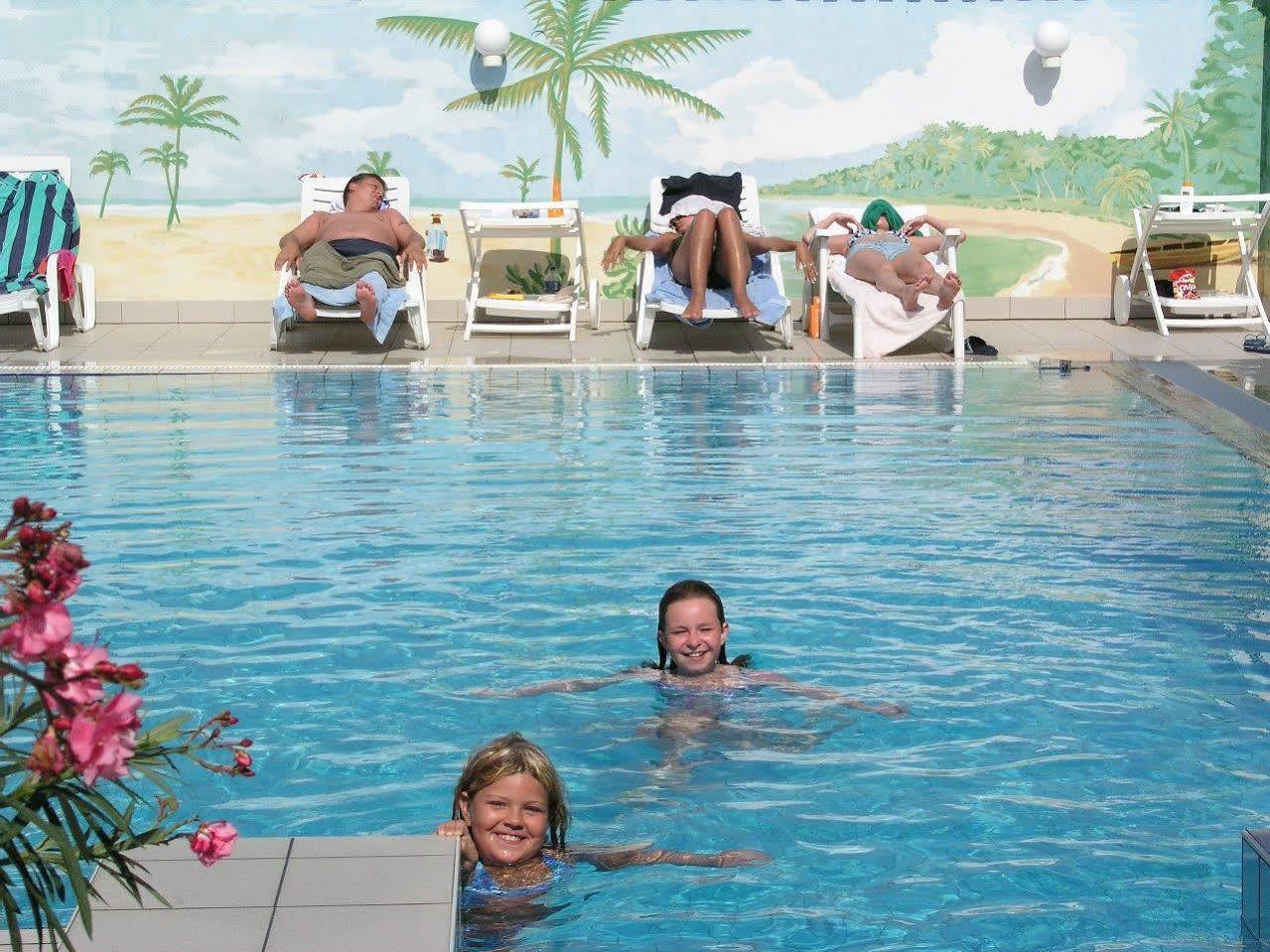 Ket Korona Konferencia Es Wellness Hotel バラトンサールソー エクステリア 写真
