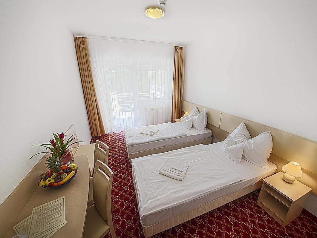 Ket Korona Konferencia Es Wellness Hotel バラトンサールソー エクステリア 写真