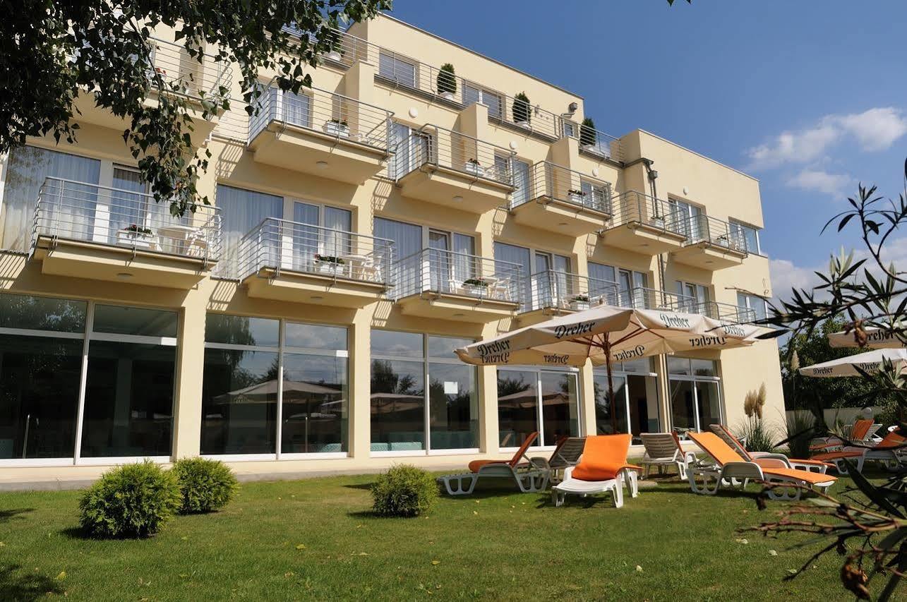 Ket Korona Konferencia Es Wellness Hotel バラトンサールソー エクステリア 写真